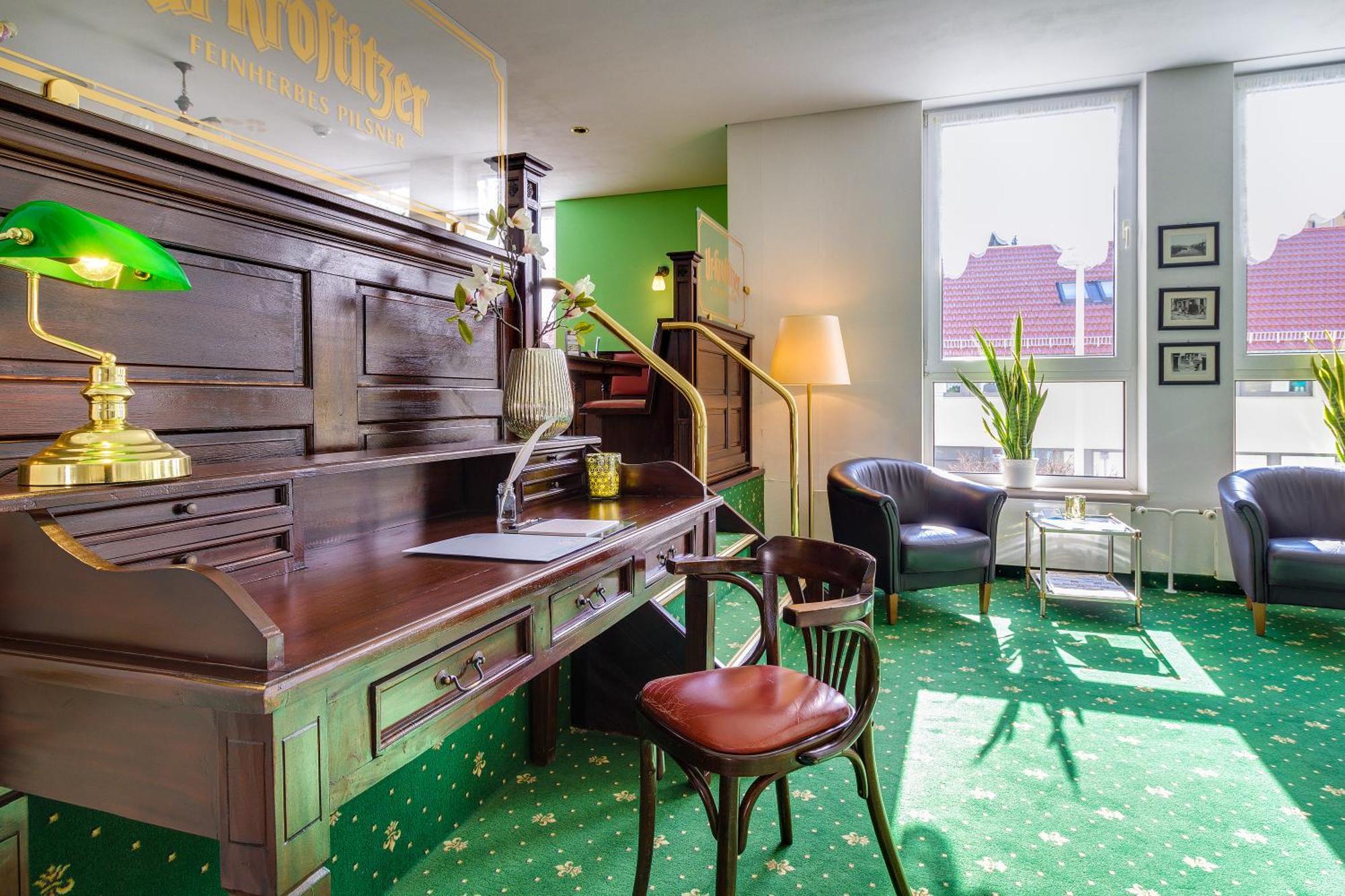 Astor Hotel *